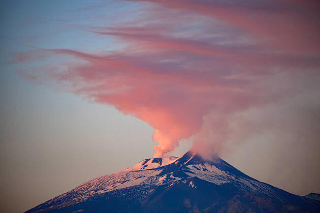 Bilder des Jahres 2022, News 12 Dezember News Themen der Woche KW51 News Bilder des Tages Catania, The eruption of Etna intensifies with the flow pouring into the Valle del Bove. Today even the crater the abyss has not stopped degassing creating a fantastic sunset Editorial Usage Only Copyright: xAngelaxPlataniax xIPAx Agenzia_Fotogramma_FGR3708935