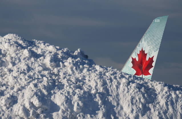 Bilder des Jahres 2022, News 12 Dezember News Themen der Woche KW51 December 21, 2022, RICHMOND, BC, CANADA: The tail of an Air Canada aircraft is seen behind a pile of snow at Vancouver International Airport in Richmond, B.C., Wednesday, Dec. 21, 2022. The airport is limiting international flights to carriers registered in Canada and the U.S. for two days as it attempts to clear a backlog of aircraft and passengers after a snowstorm caused massive disruptions this week. RICHMOND CANADA - ZUMAc35_ 20221221_zaf_c35_027 Copyright: xDarrylxDyckx