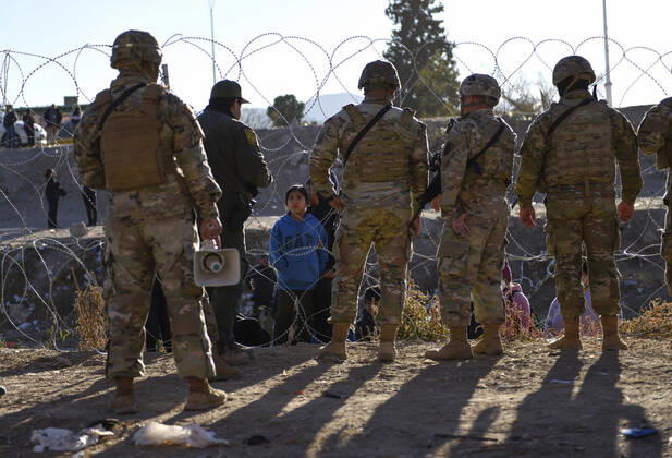 Bilder des Jahres 2022, News 12 Dezember News Themen der Woche KW51 December 21, 2022, El Paso, Texas, USA: Migrants seeking asylum received instructions from members of the Texas National Guard and Texas Department of Public Safety Wednesday December 21, 2022 along the U.S. Mexico border in El Paso, Texas. Both the Texas National Guard and DPS are set to provide safety and encourage people to head to the ports of entry and seek asylum there rather than camp along the river. El Paso USA - ZUMA 20221221_new_h170_128 Copyright: xJ.R.xHernandezx