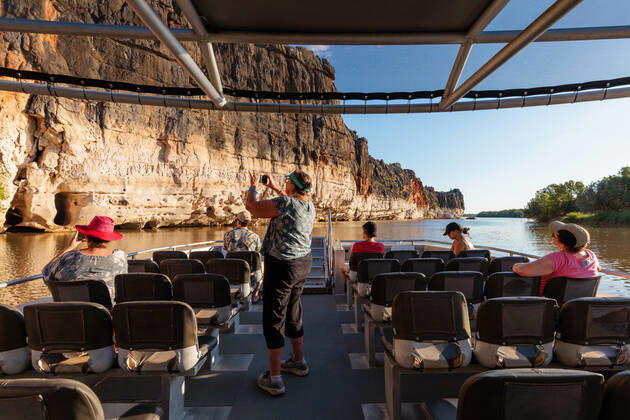 BUNUBA RANGERS, Tourists are seen on a boat trip to see the Danggu Geikie Gorge National Park on the Fitzroy River near Fitzroy Crossing in the Kimberley region of Western Australia on Saturday, October 15, 2022. Bunuba Aboriginal people are the traditional owners and are joint park managers. The Bunuba Rangers, based in Fitzroy Crossing, are an independent group established by the Bunuba Dawangarri Aboriginal Corporation (BDAC) to help manage significant central west Kimberley conservation reserves established on Bunuba country.( NO ARCHIVING, EDITORIAL USE ONLY, NO USE IN BOOKS WITHOUT CONSENT WA AUSTRALIA  Copyright: xRICHARDxWAINWRIGHTx 20221109001745506974