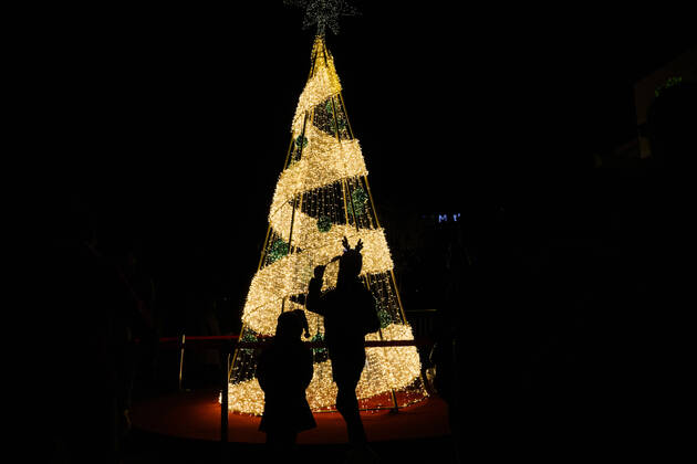 Bilder des Jahres 2022, News 12 Dezember News Themen der Woche KW51 December 24, 2022, Lalitpur, Nepal: People taking pictures in front of a Christmas tree decorated on the eve of Christmas outside a mall in Lalitpur, Nepal on Saturday, December 24, 2022. Lalitpur Nepal - ZUMAg200 20221224_zap_g200_001 Copyright: xSkandaxGautamx