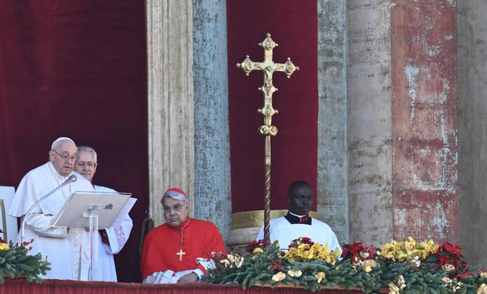 Bilder des Jahres 2022, News 12 Dezember News Themen der Woche KW51 December 25, 2022, Vatican City, Vatican City: Pope Francis as he leads Urbi et Orbi prayer from the balcony of Saint Peters Basilica facade at the Vatican on occasion of Christmas feasts, 25 December 2022. ANSA CLAUDIO PERI Vatican City Vatican City - ZUMAa110 20221225_zaf_a110_001 Copyright: xAnsa ClaudioxPerix
