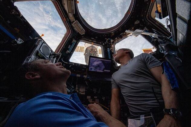 Bilder von der Internationalen Raumstation ISS **VIDEO AVAILABLE: CONTACT INFO@COVERMG.COM TO RECEIVE** This image shows: NASA astronauts (from left) Thomas Marshburn and Mark Vande Hei gaze out the station s cupola windows at Earth below. The Crew Earth Observations investigation provides researchers with key data from the perspective of the International Space Station to understand how the planet is changing over time. NASA have released some of the best scientific images taken on the International Space Station in 2022, as it continues its scientific journey orbiting over 200 miles above the Earth?s surface. Spacecraft carried crew from around the world to and from the space station, where they participated in and supported hundreds of scientific investigations and technology dem Copyright: xx 52310398 EDITORIAL USE ONLY. NOT FOR USE BY NEWSPAPERS BASED IN THE UK.