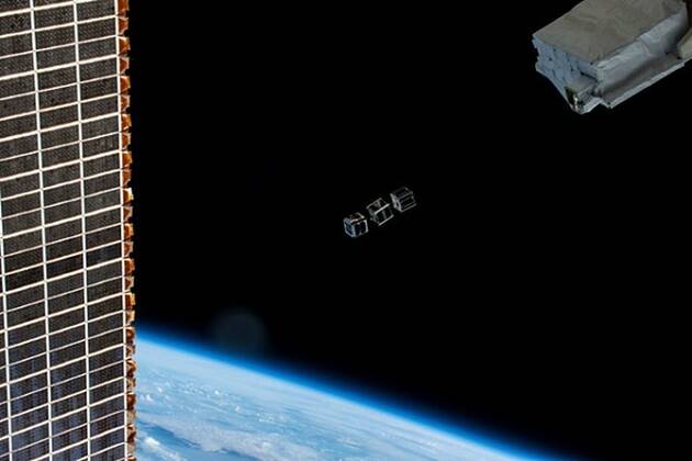 Bilder von der Internationalen Raumstation ISS **VIDEO AVAILABLE: CONTACT INFO@COVERMG.COM TO RECEIVE** This image shows: A trio of CubeSats (TUMnanoSAT, FUTABA, and HSU-SAT1) designed for education and research programs are pictured moments after their deployment from a small satellite deployer (top right) positioned outside the Kibo Japanese Experiment Module (JEM) as the space station orbits 259 miles above the Atlantic Ocean. NASA have released some of the best scientific images taken on the International Space Station in 2022, as it continues its scientific journey orbiting over 200 miles above the Earth?s surface. Spacecraft carried crew from around the world to and from the space station, where they participated in and supported hundreds of scientific investigations and techn Copyright: xx 52310399 EDITORIAL USE ONLY. NOT FOR USE BY NEWSPAPERS BASED IN THE UK.