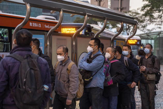 Daily Life In Macau Commuters wearing face masks while waiting for public bus on December 29, 2022 in Macau, China. Macau Macau  Copyright: xVernonxYuenx originalFilename: yuen-dailylif221229_npQoK