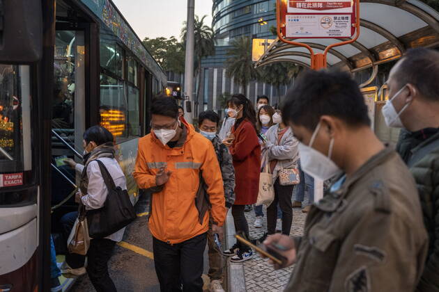 Daily Life In Macau Commuters wearing face masks waiting for buses on December 29, 2022 in Macau, China. Macau Macau  Copyright: xVernonxYuenx originalFilename: yuen-dailylif221229_npFH8