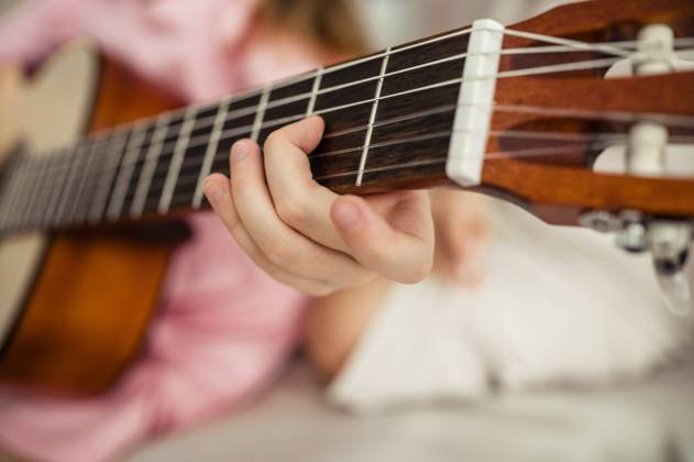Hand of girl playing guitar at home model released, Symbolfoto property released, ANAF00633