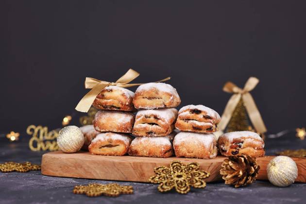 German Stollen, a Fruit bread with nuts, Spices and dried Fruit with Powdered sugar, the traditional to Christmas time served will Copyright: imageBROKER/Firn ibxmob08903229.jpg