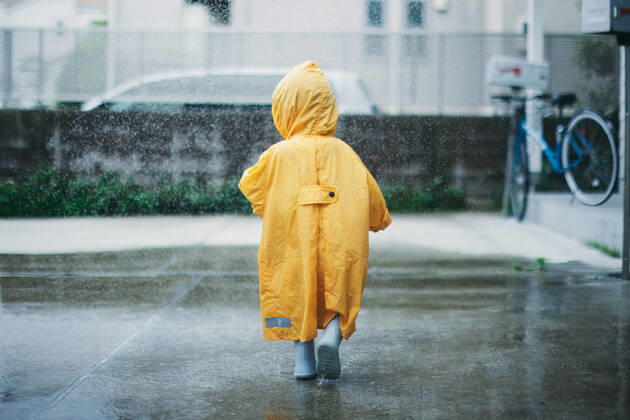 Japanese kid playing outside on a rainy day AFLO196339644  , 196339644.jpg, ,model released, Symbolfoto