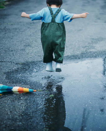 Japanese kid playing outside on a rainy day AFLO196339707  , 196339707.jpg, ,model released, Symbolfoto