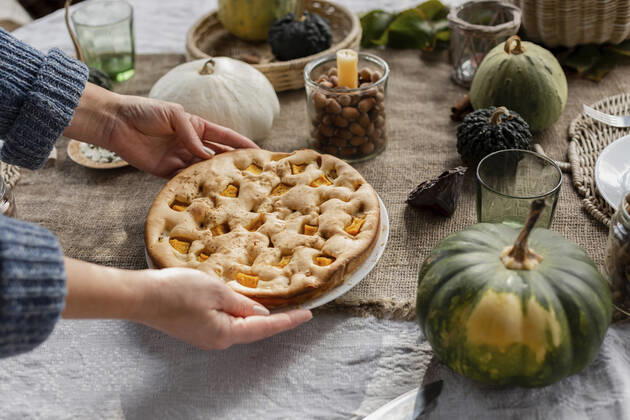 IMAGO Creative, Herbst, Food, Pumpkin Pie Hands of woman picking up plate with homemade pumpkin pie model released, Symbolfoto property released, LLUF01046