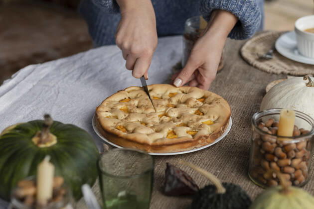 IMAGO Creative, Herbst, Food, Pumpkin Pie Hands of woman cutting homemade pumpkin pie model released, Symbolfoto property released, LLUF01047