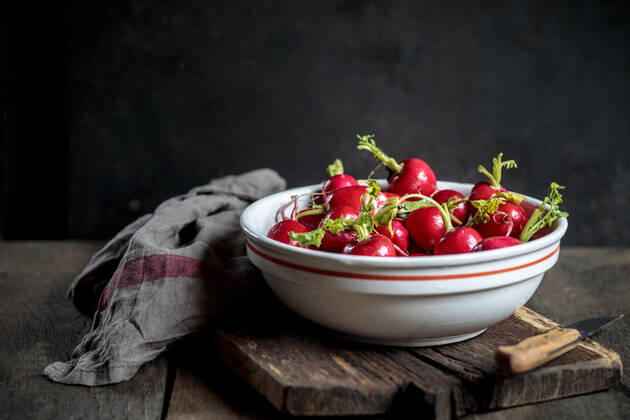 IMAGO Creative, Sommer, Food, Radieschen Red radishes in bowl at table, SBDF04592