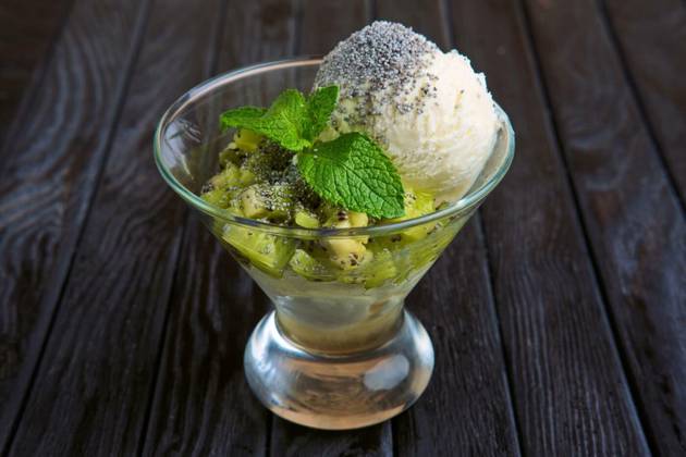  A cup of apple ice cream decorated with kiwi, mint leaves and poppy, A cup of apple ice cream decorated with kiwi, mint leaves and poppy, A cup of apple ice cream decorated with kiwi, mint leaves and poppy, 15.09.2022, Copyright: xBoomeartx Panthermedia31854970.jpg