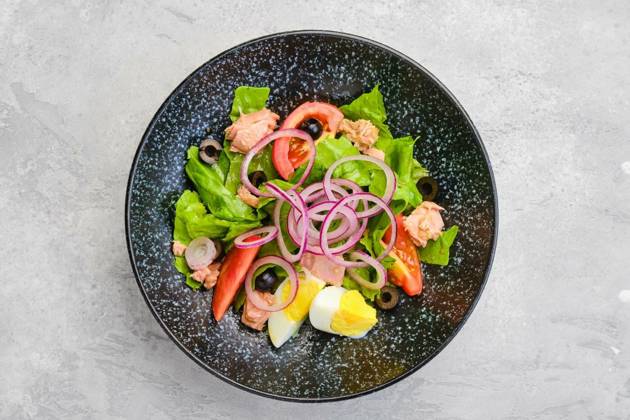  Top view of salad with lettuce, salmon, tomato, boiled egg and onion, Top view of salad with lettuce, salmon, tomato, boiled egg and onion with olives, Top view of salad with lettuce, salmon, tomato, boiled egg and onion with olives, 19.09.2022, Copyright: xBoomeartx Panthermedia31871087.jpg
