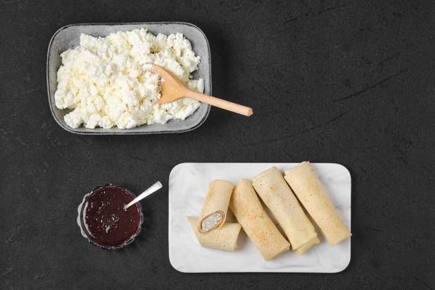  Top view of homemade pancakes stuffed with cottage cheese, Overhead view of homemade pancakes stuffed with cottage cheese on marble serving plate, Overhead view of homemade pancakes stuffed with cottage cheese on marble serving plate, 20.09.2022, Copyright: xBoomeartx Panthermedia31879716.jpg