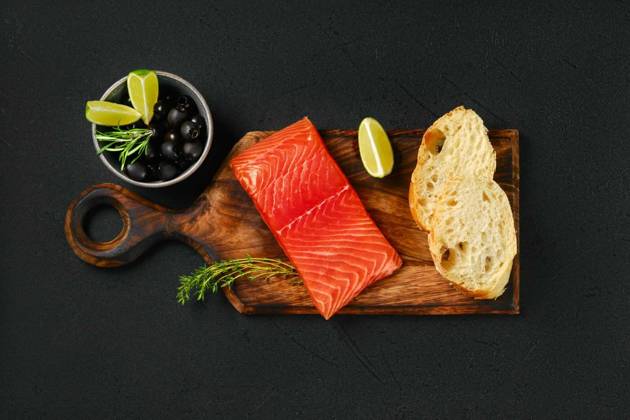  Top view of piece of fresh salmon steak, Top view of piece of fresh salmon steak with ciabatta and spicy herb sauce, Top view of piece of fresh salmon steak with ciabatta and spicy herb sauce, 20.09.2022, Copyright: xBoomeartx Panthermedia31874078.jpg