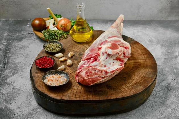  Raw whole lamb leg chump on with ingredients, Raw whole lamb leg chump on with ingredients on wooden stump, Raw whole lamb leg chump on with ingredients on wooden stump, 21.09.2022, Copyright: xBoomeartx Panthermedia31882840.jpg