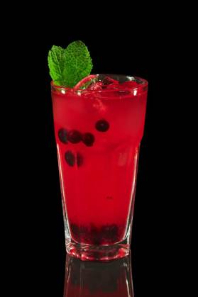  Glass of currant mors, berry compote on black background with reflection, Glass of currant mors, berry compote on black background with reflection, Glass of currant mors, berry compote on black background with reflection, 25.09.2022, Copyright: xBoomeartx Panthermedia31945010.jpg
