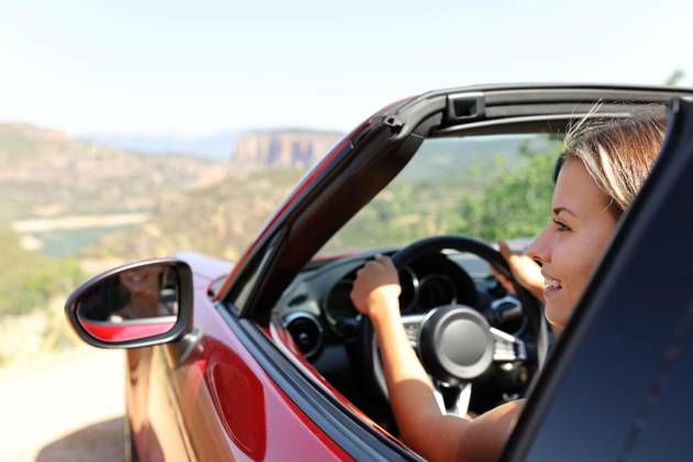  Driver enjoying of her convertible car, Driver enjoying of her convertible car looking at side, Driver enjoying of her convertible car looking at side model released, Symbolfoto , 26.09.2022, Copyright: xPheelingsMediax Panthermedia31960632.jpg