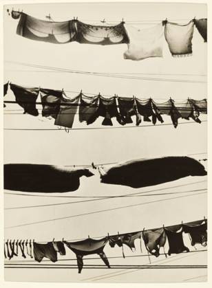 RECORD DATE NOT STATED Washington Street, New York City Wash Day. Walker Evans (American, 1903 - 1975) Copyright: xpiemagsx gb09041 !ACHTUNG AUFNAHMEDATUM GESCHÄTZT!