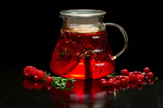  Berry tea with fresh currants, raspberries and strawberries. Teapot with fruits and berries., Berry tea with fresh currants, raspberries and strawberries. Teapot with fruits and berries., Berry tea with fresh currants, raspberries and strawberries. Teapot with fruits and berries., 27.09.2022, Copyright: xBoomeartx Panthermedia31997780.jpg