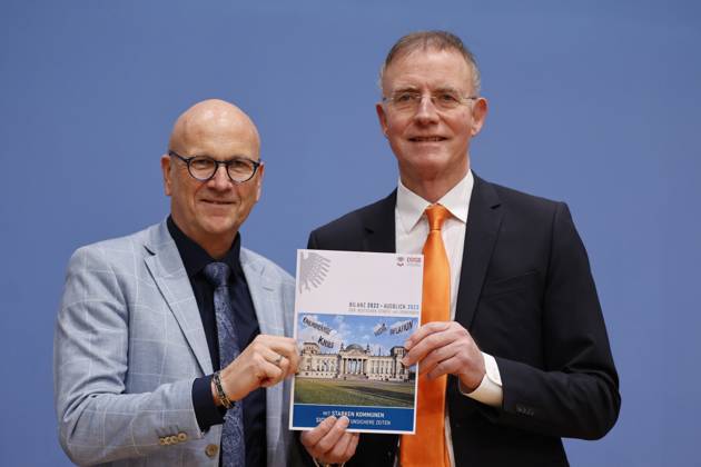 Uwe Brandl, President and First Mayor of the City of Abensberg, Dr Gerd Landsberg, Executive Member of the Presidential Board, Germany, Berlin, Federal Press Conference, Topic Review 2022 Outlook 2023 of the German Association of Towns and Municipalities DStGB