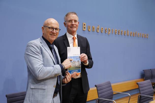 Uwe Brandl, President and First Mayor of the City of Abensberg, Dr Gerd Landsberg, Executive Member of the Presidential Board, Germany, Berlin, Federal Press Conference, Topic Review 2022 Outlook 2023 of the German Association of Towns and Municipalities DStGB