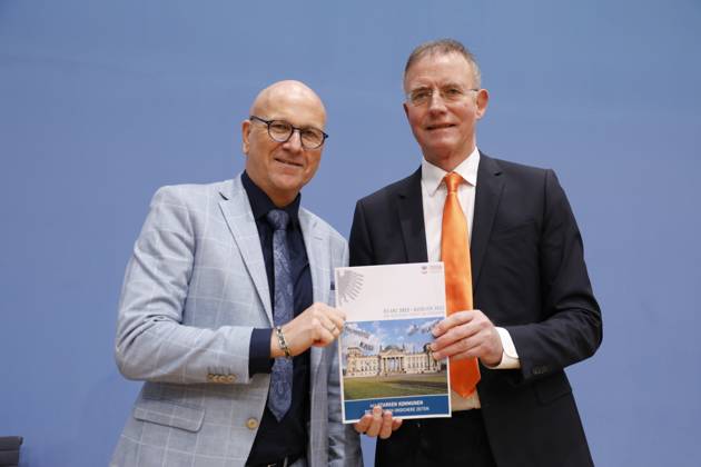 Uwe Brandl, President and First Mayor of the City of Abensberg, Dr Gerd Landsberg, Executive Member of the Presidential Board, Germany, Berlin, Federal Press Conference, Topic Review 2022 Outlook 2023 of the German Association of Towns and Municipalities DStGB