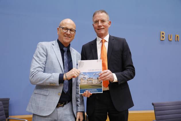 Uwe Brandl, President and First Mayor of the City of Abensberg, Dr Gerd Landsberg, Executive Member of the Presidential Board, Germany, Berlin, Federal Press Conference, Topic Review 2022 Outlook 2023 of the German Association of Towns and Municipalities DStGB