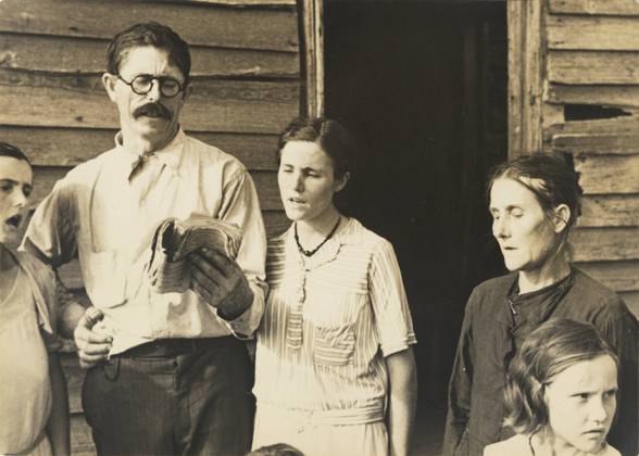 RECORD DATE NOT STATED Alabama Tenant Farmer Family Singing Hymns The Tengle Family, Hale County, Alabama The Ricketts Family Singing Hymns. Walker Evans (American, 1903 - 1975) Copyright: xpiemagsx gb38708 !ACHTUNG AUFNAHMEDATUM GESCHÄTZT!