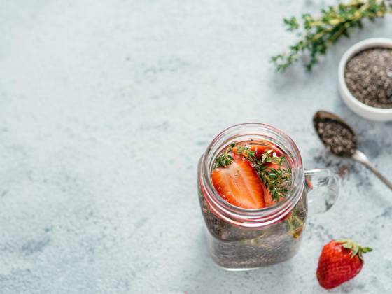  strawberry and thyme chia water in mason jar, View from above chia water in mason jar with strawberry and thyme on gray cement background. Chia infused detox water with berries. Copy space for text. Healthy eating, drinks, diet, detox concept, 09.11.2019, Copyright: xFascinadorax Panthermedia27466948.jpg