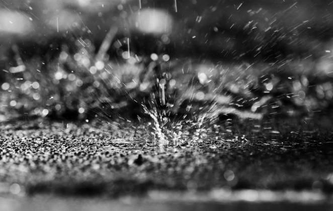  In heavy rain, large drops fall splashing on the ground in black an whtie, , , 31.08.2022, Copyright: xAstrid08x Panthermedia31790488.jpg