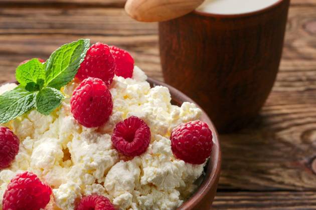 Dairy products: milk, cottage cheese, raspberry and mint., Dairy products: milk, cottage cheese, raspberry and mint., Dairy products: milk, cottage cheese, raspberry and mint., 28.09.2022, Copyright: xBoomeartx Panthermedia32049828.jpg
