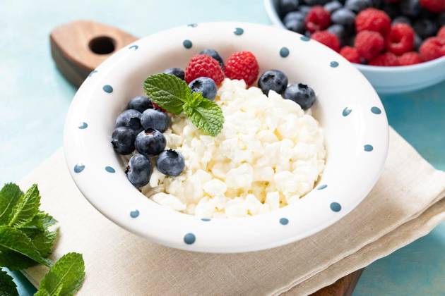 Homemade Cottage cheese with berries and mint. Cottage cheese in a bowl. Dairy products., Homemade Cottage cheese with berries and mint. Cottage cheese in a bowl. Dairy products., Homemade Cottage cheese with berries and mint. Cottage cheese in a bowl. Dairy products., 02.10.2022, Copyright: xIvannax Panthermedia32165105.jpg