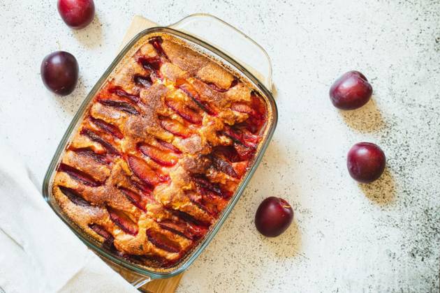 IMAGO Creative, Herbst, Food, Pflaumenkuchen rustic plum cake. Copy space. Top view, flat lay. Simple baking concept., rustic plum cake. Copy space. Top view, flat lay. Simple baking concept, rustic plum cake. Copy space. Top view, flat lay. Simple baking concept, 03.10.2022, Copyright: xIvannax Panthermedia32168050.jpg
