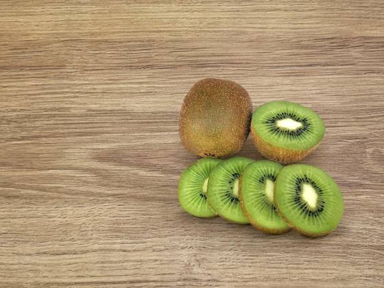  Kiwi splits kiwi pieces on a wooden floor. with space for text, Kiwi splits kiwi pieces on a wooden floor. with space for text, Kiwi splits kiwi pieces on a wooden floor. with space for text, 04.10.2022, Copyright: xsupachaix Panthermedia32170672.jpg