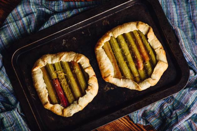  Two rhubarb mini galettes on baking sheet, Two rhubarb mini galettes on baking sheet. View from above, Two rhubarb mini galettes on baking sheet. View from above, 05.10.2022, Copyright: xSevablsvx Panthermedia32212999.jpg