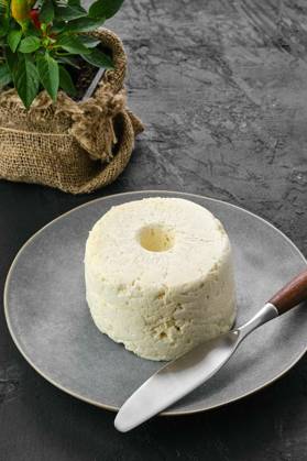  Pressed cottage curd cheese, Pressed cottage curd cheese on ceramic plate, Pressed cottage curd cheese on ceramic plate, 07.10.2022, Copyright: xBoomeartx Panthermedia32298776.jpg
