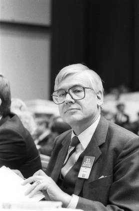 Christian Schwarz Schilling politician 03 85 stroe Christian Schwarz Schilling in march 1985 at CDU federal party congress in Essen germany german german man politics CDU minister post minister federal minister for post and telecommunications post and telecommunications federal post minister ex entrepreneur party congress german pol