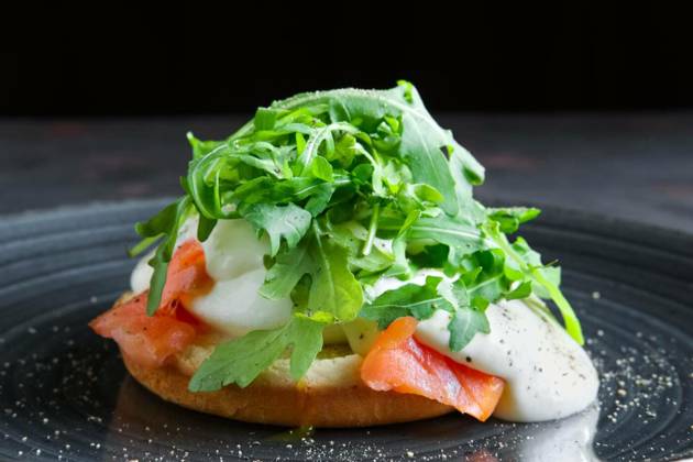  Sandwich with salmon, sauce and arugula, Sandwich with salmon, sauce and arugula, Sandwich with salmon, sauce and arugula, 09.10.2022, Copyright: xBoomeartx Panthermedia32357560.jpg