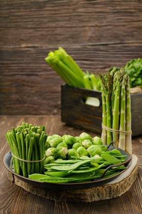  Various green vegetables on wooden background, Various fresh green vegetables on wooden background, Various fresh green vegetables on wooden background, 10.10.2022, Copyright: xBoomeartx Panthermedia32404320.jpg