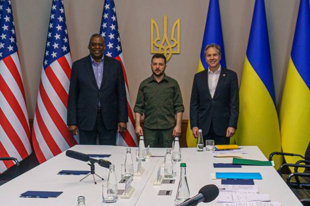 RECORD DATE NOT STATED U.S. Secretary of Defense Lloyd Austin III, left, and U.S. Secretary of State Antony Blinken, right, traveled to Kyiv, Ukraine, on April 24, 2022, to meet with Ukrainian President Volodymyr Zelenskyy. (DoD photo) Copyright: xpiemagsx dvidspieope01012023-30395 !ACHTUNG AUFNAHMEDATUM GESCHÄTZT!