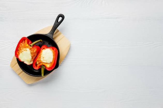  Bell pepper stuffed with meat with melted cheese mozzarella on top baked in oven in cast iron skillet. Top view. Natural wooden background., Bell pepper stuffed with meat with melted cheese mozzarella on top baked in oven in cast iron skillet. Top view. Natural wooden background., Bell pepper stuffed with meat with melted cheese mozzarella on top baked in oven in cast iron skillet. Top view. Natural wooden background., 12.10.2022, Copyright: xBoomeartx Panthermedia32462392.jpg