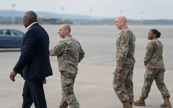 RECORD DATE NOT STATED U.S. Secretary of Defense Lloyd Austin III (left) is accompanied by (left to right) U.S. Air Force Gen. Jeffrey L. Harrigian, U.S. Air Forces in Europe and Air Forces Africa commander, Brig. Gen. Joshua Olson, 86th Airlift Wing commander and 86 AW Command Chief Master Sgt. Charmaine Kelley, at Ramstein Air Base, Germany, April 25, 2022. Secretary Austin invited Ministers of Defense and senior military officials to Ramstein this week to discuss the ongoing crisis in Ukraine and various issues facing U.S. allies and partners. Copyright: xpiemagsx dvidspieope01012023-31012 !ACHTUNG AUFNAHMEDATUM GESCHÄTZT!