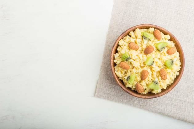  Millet porridge with kiwi and almonds in wooden bowl on a white wooden background. Top view, copy space., Millet porridge with kiwi and almonds in wooden bowl on a white wooden background and linen textile. Top view, flat lay, copy space., Millet porridge with kiwi and almonds in wooden bowl on a white wooden background and linen textile. Top view, flat lay, copy space., 21.10.2022, Copyright: xVladbelx Panthermedia32535037.jpg