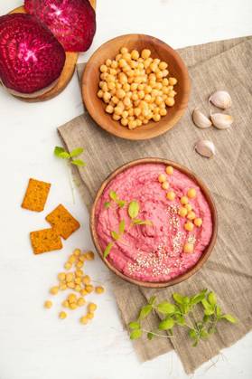 IMAGO Creative, Food, Hummus Hummus with beet and microgreen basil sprouts in wooden bowl on a white wooden background. Top view, close up., Hummus with beet and microgreen basil sprouts in wooden bowl on a white wooden background and linen textile. Top view, flat lay, close up., Hummus with beet and microgreen basil sprouts in wooden bowl on a white wooden background and linen textile. Top view, flat lay, close up., 24.10.2022, Copyright: xVladbelx Panthermedia32542555.jpg
