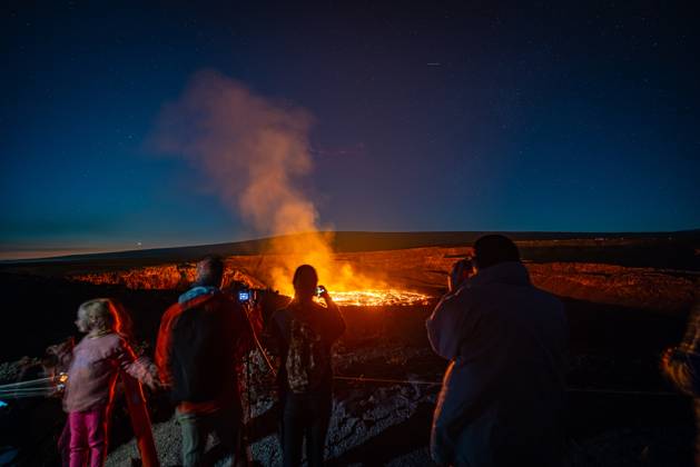 VOLCANO, HI - January 7, 2023: Spectators observe the eruption pictured as Hawaii?s Kilauea volcano eruption continued after re-erupting on January 5th in Volcano, HI on January 7, 2023. Copyright: xErikxKabikxPhotography xMediaPunchx