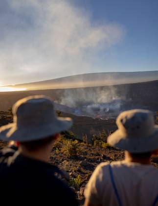 VOLCANO, HI - January 7, 2023: Spectators observe the eruption pictured as Hawaii?s Kilauea volcano eruption continued after re-erupting on January 5th in Volcano, HI on January 7, 2023. Copyright: xErikxKabikxPhotography xMediaPunchx
