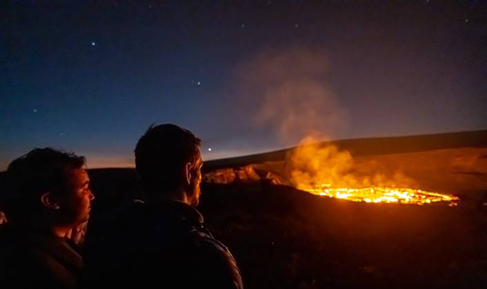 VOLCANO, HI - January 7, 2023: Spectators observe the eruption pictured as Hawaii?s Kilauea volcano eruption continued after re-erupting on January 5th in Volcano, HI on January 7, 2023. Copyright: xErikxKabikxPhotography xMediaPunchx
